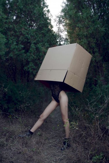 《在野外被4个男人躁一夜吧》